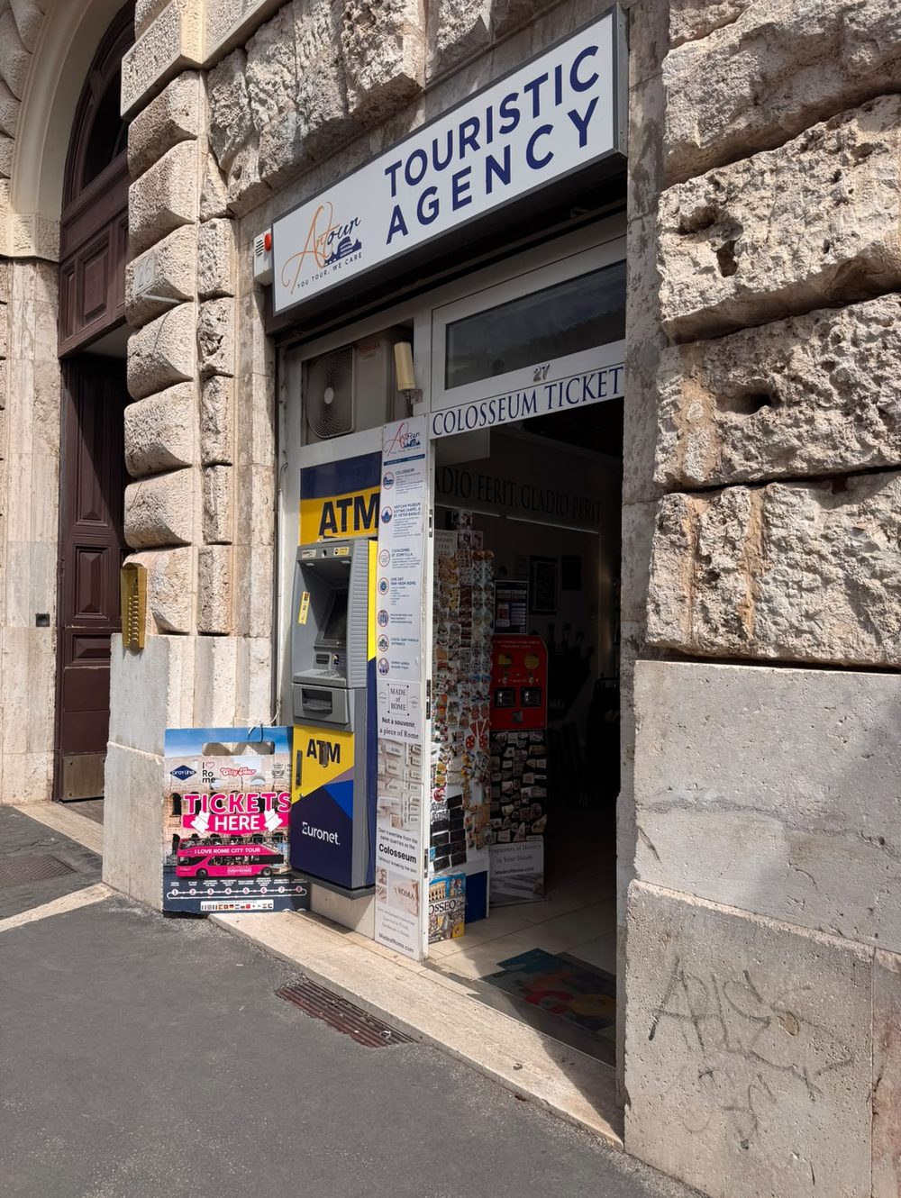 L'ingresso dell'agenzia in Via del Colosseo 27